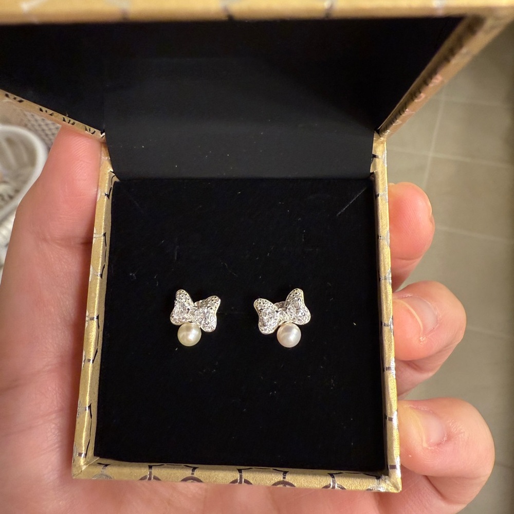 Elegant Bow Pearl Earrings - Picture 3 of 6